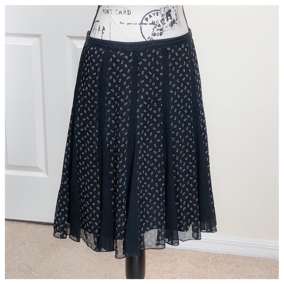 Ann Taylor Dresses & Skirts - ❤️Adorable Ann Taylor Skirt❤️